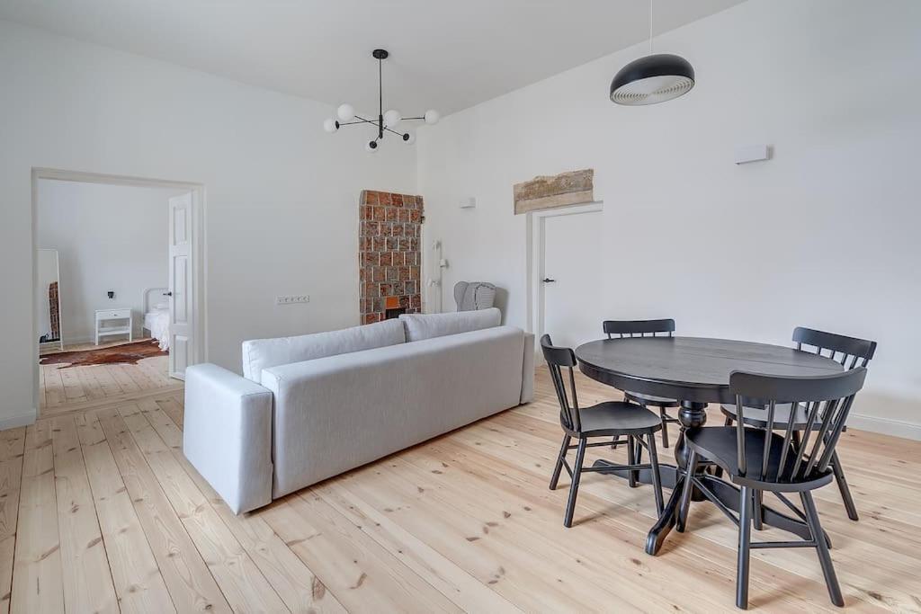 Spacious 2-Bedroom Flat In Old Town By Urban Rent Vilnius Exterior photo
