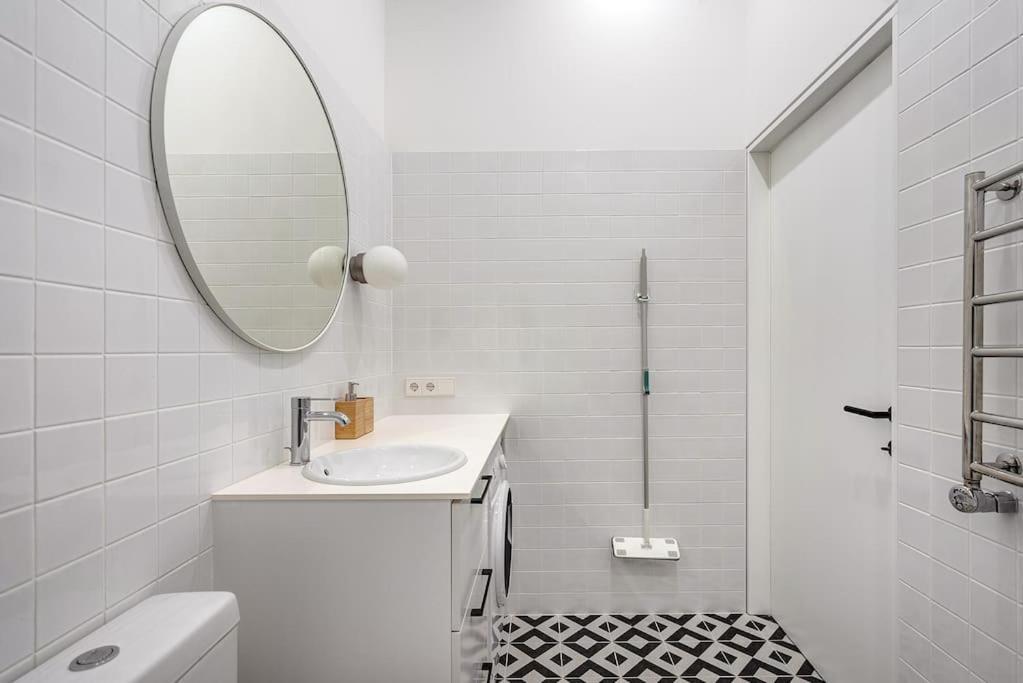 Spacious 2-Bedroom Flat In Old Town By Urban Rent Vilnius Exterior photo